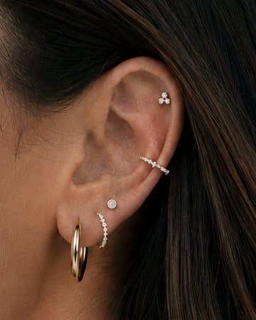 Milda Edelgard: kombinierter Piercingschmuck am Ohr