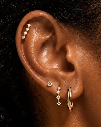 Milda Irmlinde: Piercing-Set am Ohr